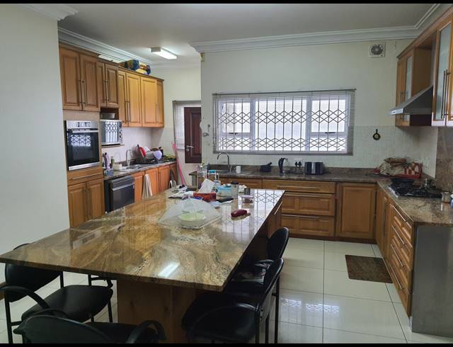 8 BEDROOM HOUSE FOR SALE IN LA LUCIA